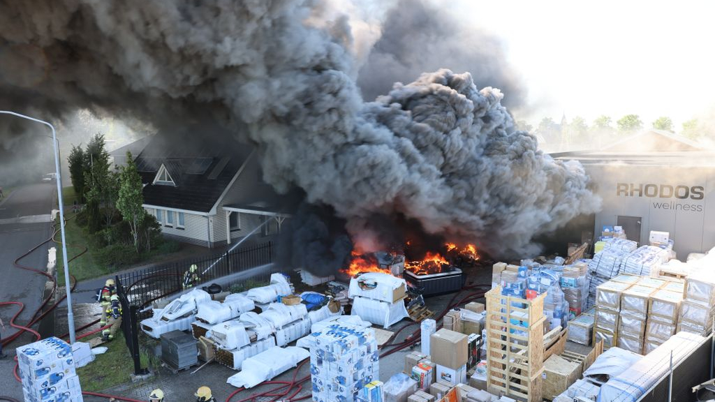 Foto: Zeer grote brand bij zwembadenwinkel, NL-Alert ingetrokken