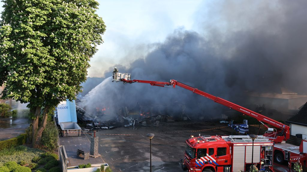 Foto: Mogelijk gevaarlijke stoffen vrijgekomen bij verwoestende brand: 'Houd vee binnen'