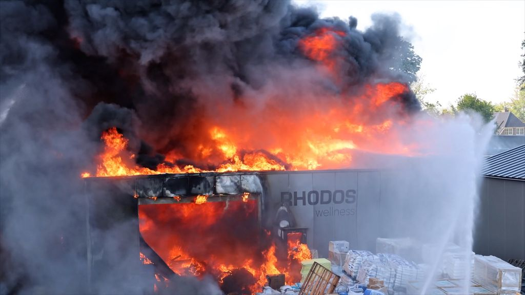 Foto: NL-Alert verzonden vanwege zeer grote brand bij zwembadenwinkel