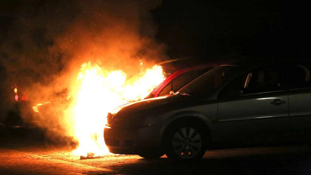 Foto: Auto in vlammen aan Schaepmanlaan