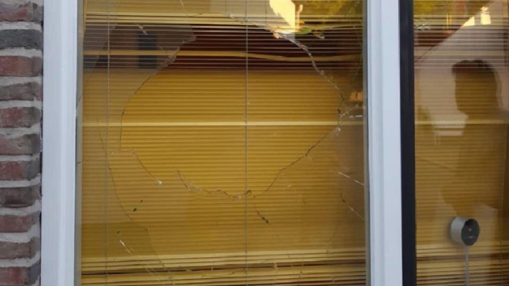 Foto: Steen door raam woning gegooid