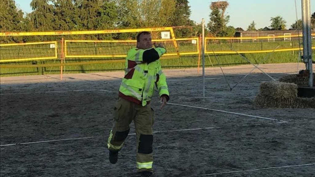 Foto: Elburgse brandweer speelt beachvolleybaltoernooi in volledig tenue