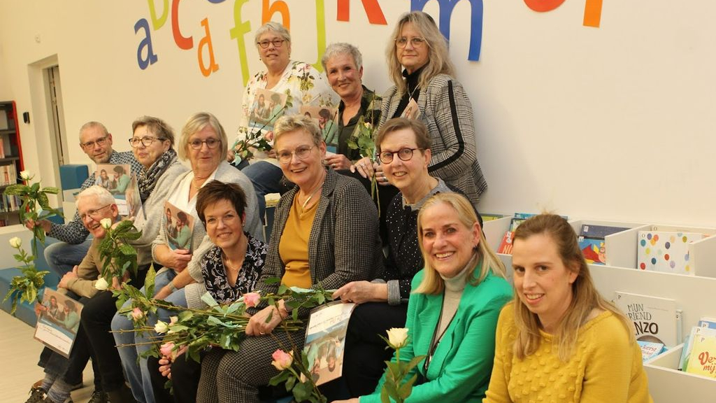 Foto: Taalvrijwilligers ontvangen certificaat van wethouder Vos
