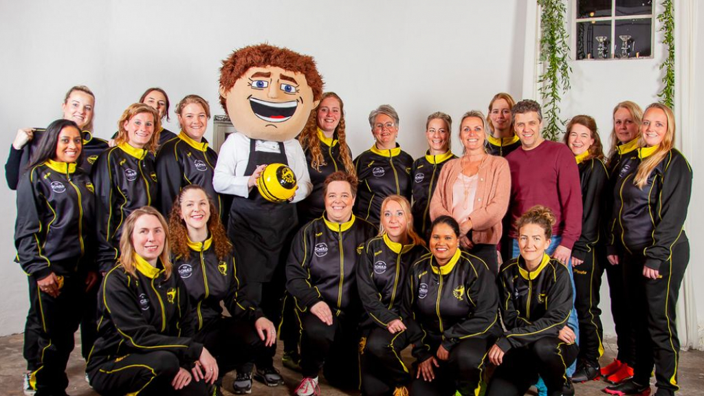 Foto: Bakkerij Schuld en De Bakkersmolen sponsoren trainingspakken VSCO’61 Vrouwen 30+2