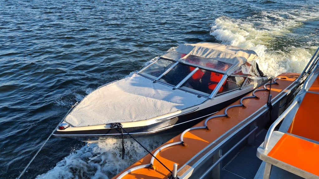 Foto: Boot op sleeptouw genomen bij Harderwijk