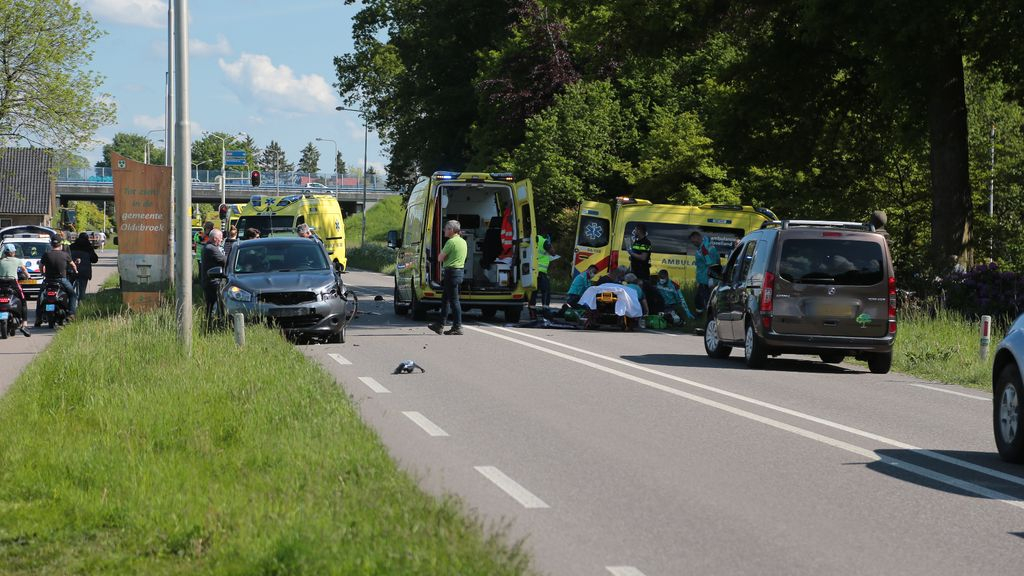 Foto: Man (19) op snorfiets overleden na aanrijding met auto