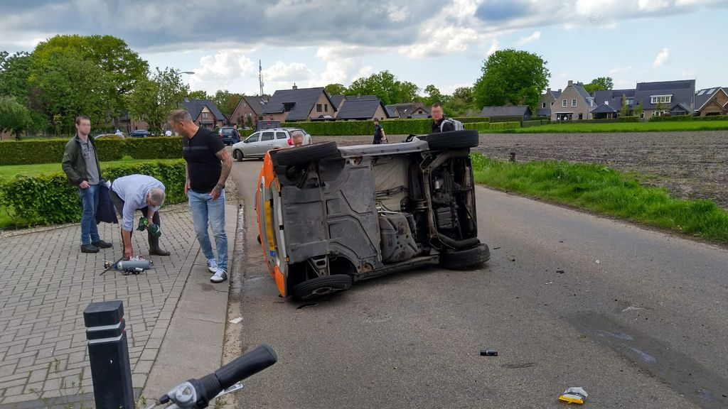 Foto: Auto vliegt meerdere malen over de kop na stuurfout