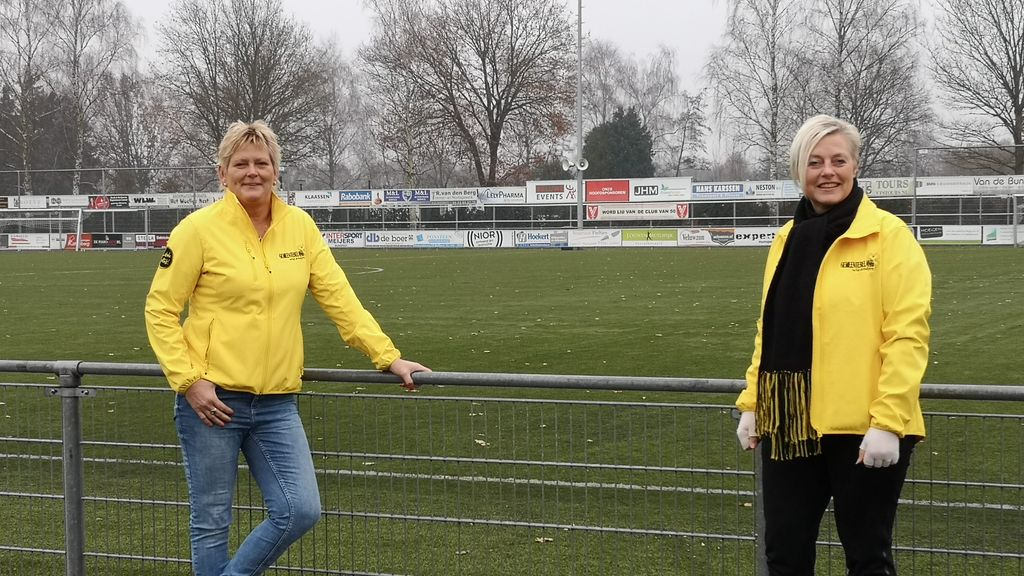 Foto: Twee kunstgrasvelden krijgen een nieuwe toplaag
