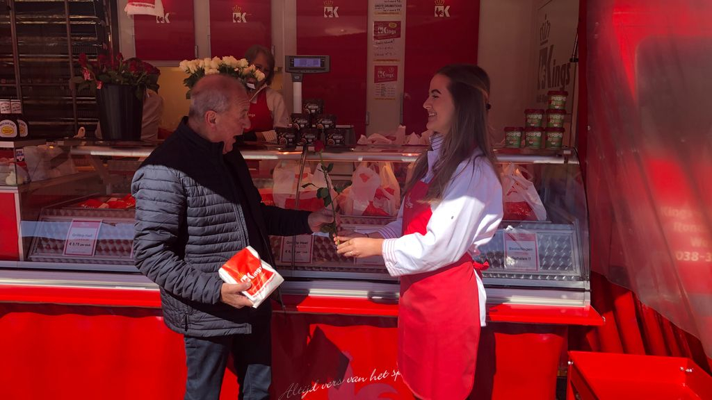 Foto: Een roos als afscheidscadeau voor alle klanten