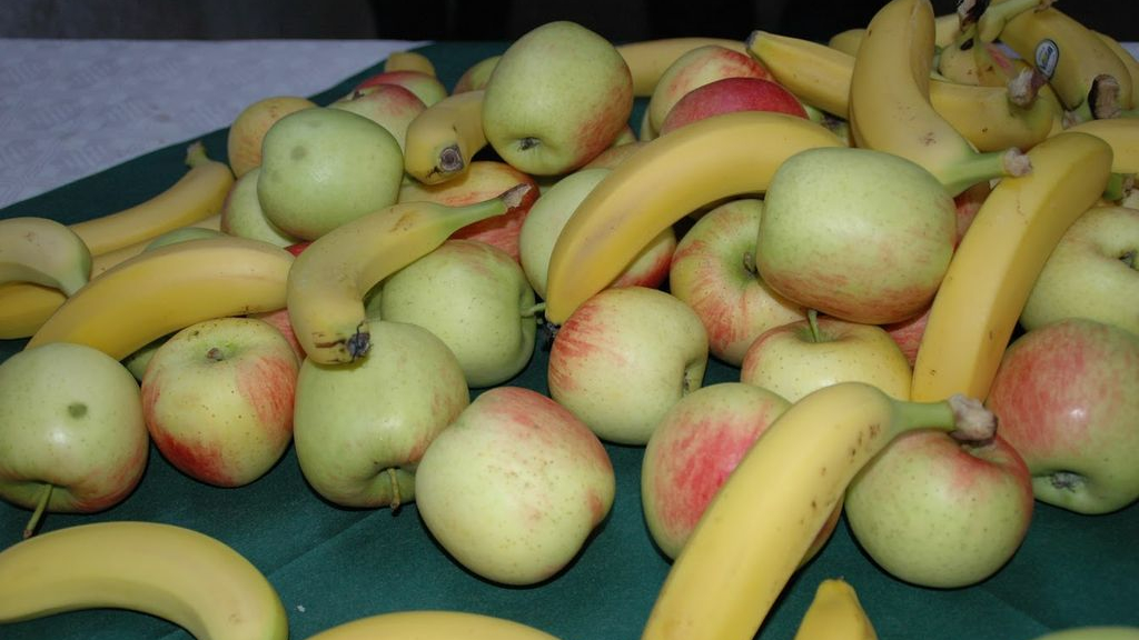 Foto: Autowasactie en fruitverkoop Vrije Evangelische Gemeente Oldebroek
