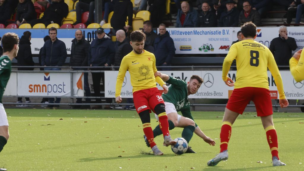 Foto: S.V. ’t Harde in de wachtkamer na duidelijke nederlaag