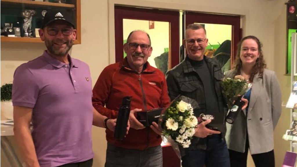 Foto: Vrijwilligerscompliment KV Elburg voor Henk van Tongeren en Johan Kamphuis