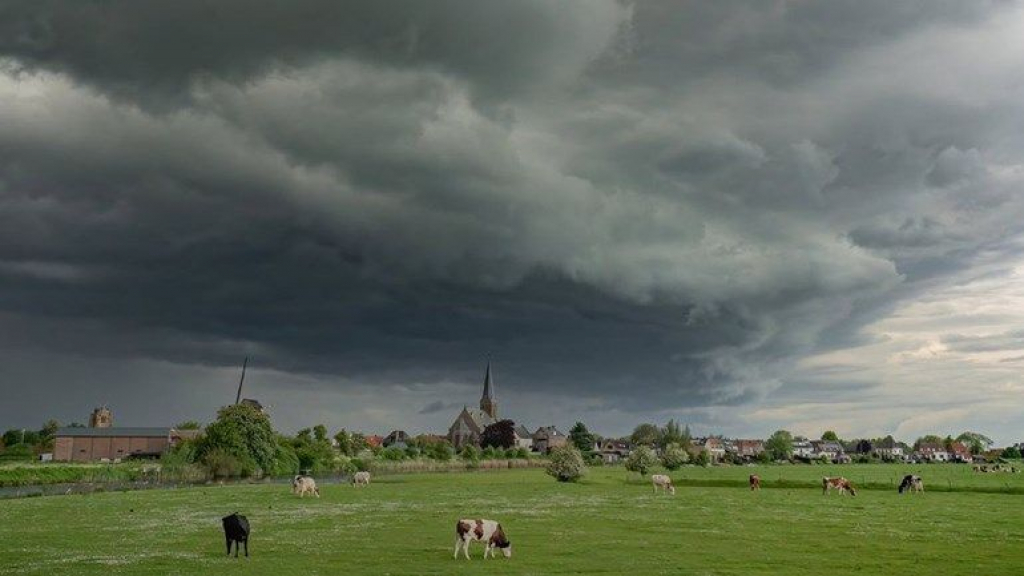 Foto: Dreigende rolwolk met onweer trekt over Gelderland