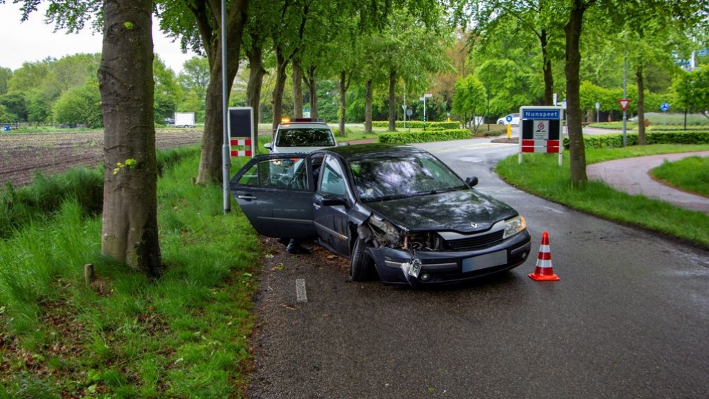 Foto: Auto botst tegen boom, bestuurder gedronken