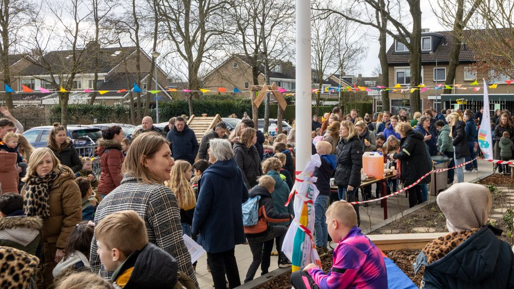 Foto: Feestelijke opening nieuw schoolplein De Borchstee in Elburg