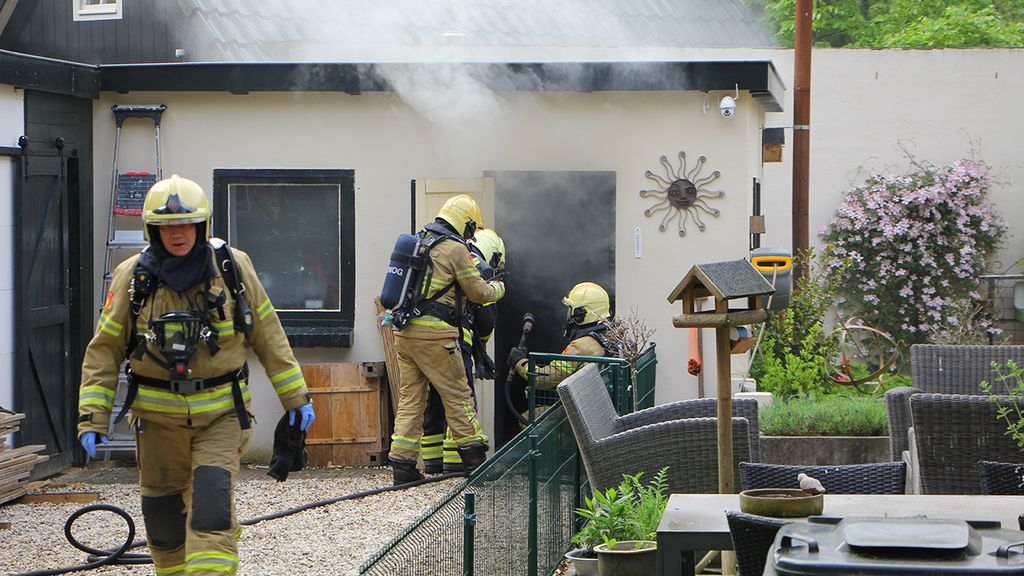 Foto: Veel rook in schuur op Hoogwolde