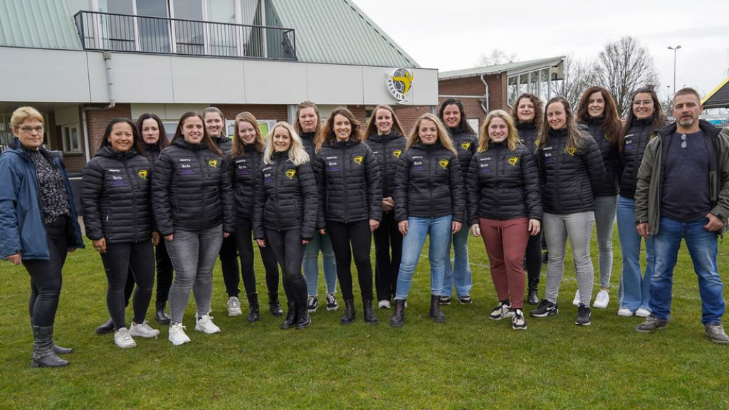Foto: Garage Henk Koornberg sponsort presentatiejassen VSCO’61 Vrouwen 2