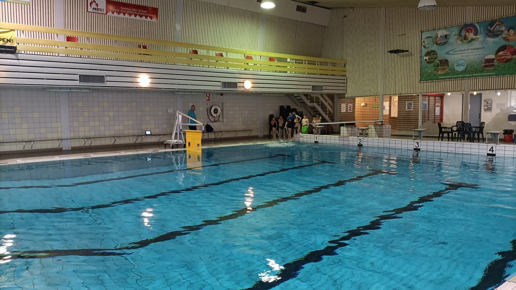 Foto: Sportschool en zwembad weer open