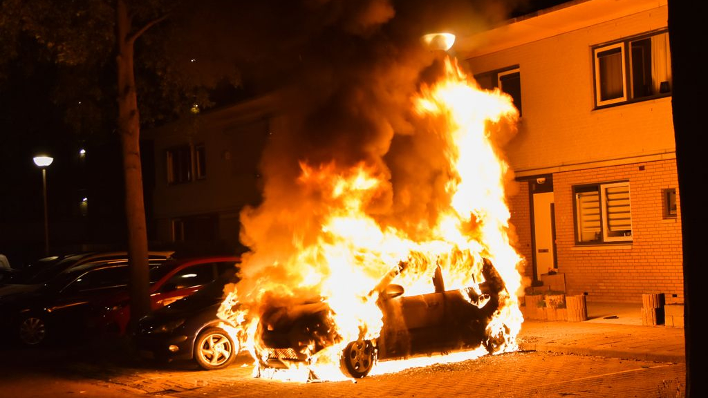 Foto: Bewoners raken in één klap twee auto's kwijt door brand