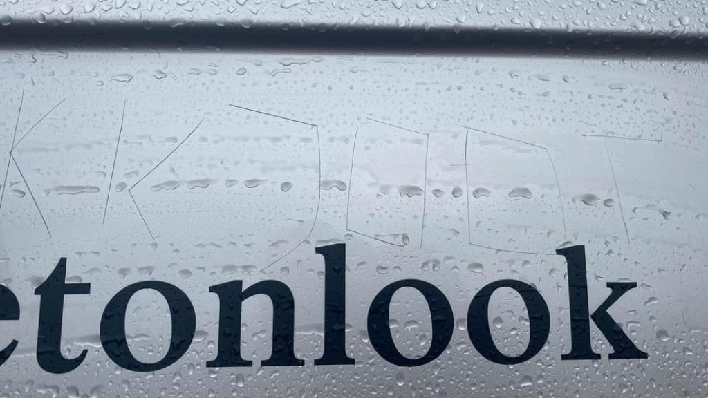 Foto: Beloning voor gouden tip naar dader die bus bekrast en banden lek steekt