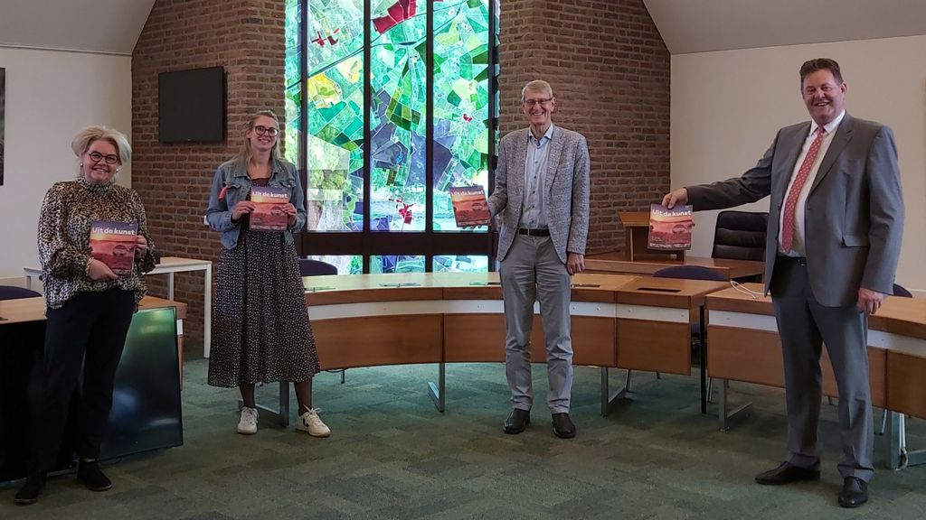 Foto: Burgemeester trots op Uit de Kunst magazine