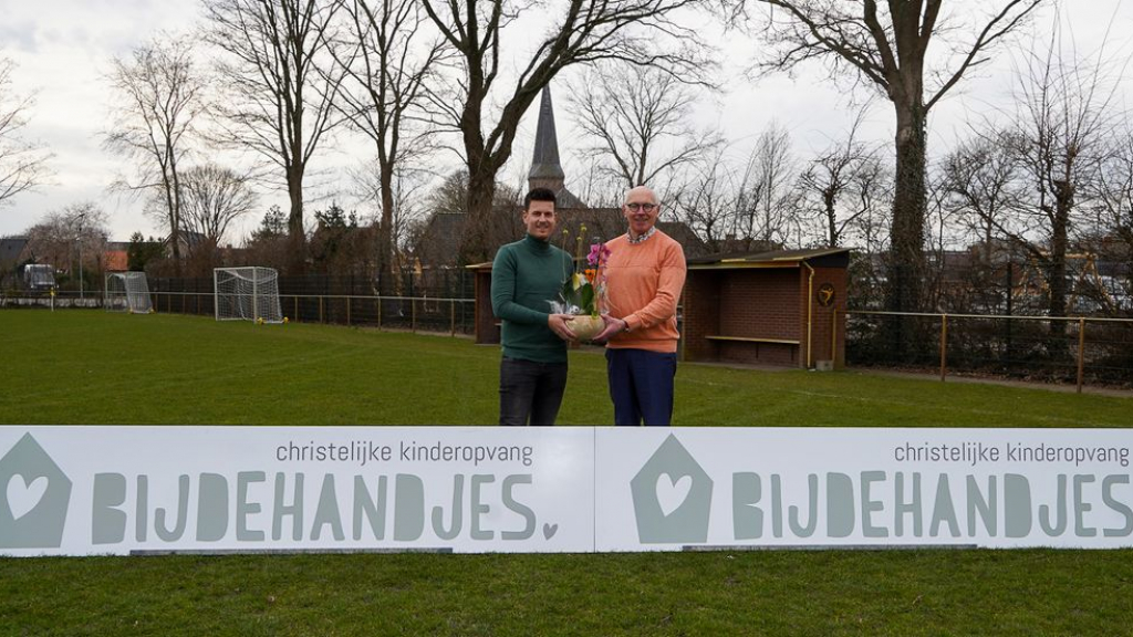 Foto: Christelijke Kinderopvang BijdeHandjes nieuwe reclamebordsponsor VSCO’61