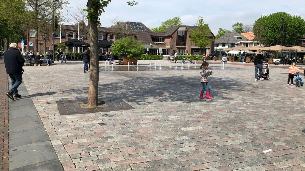 Foto: Boombanken op het marktplein geven een mooie uitstraling