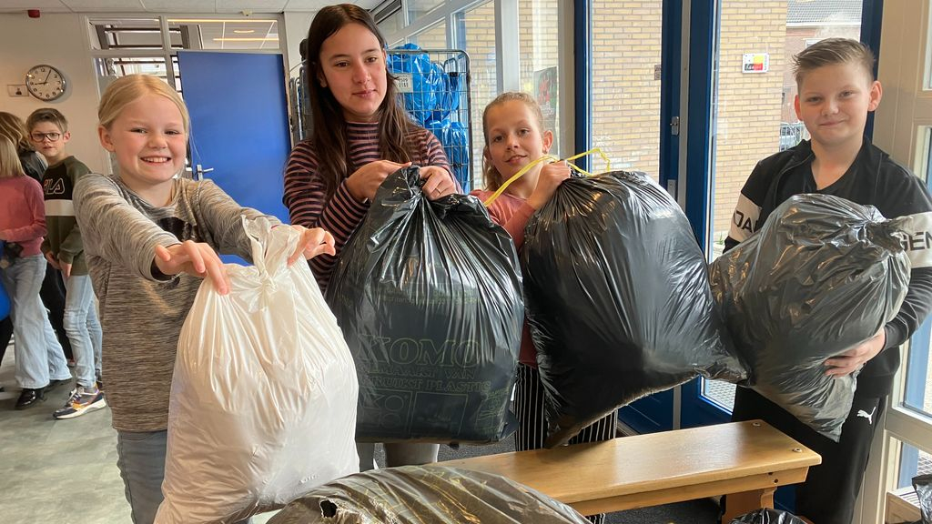 Foto: Wie zamelt de meeste broeken, shirts en oude sokken in?