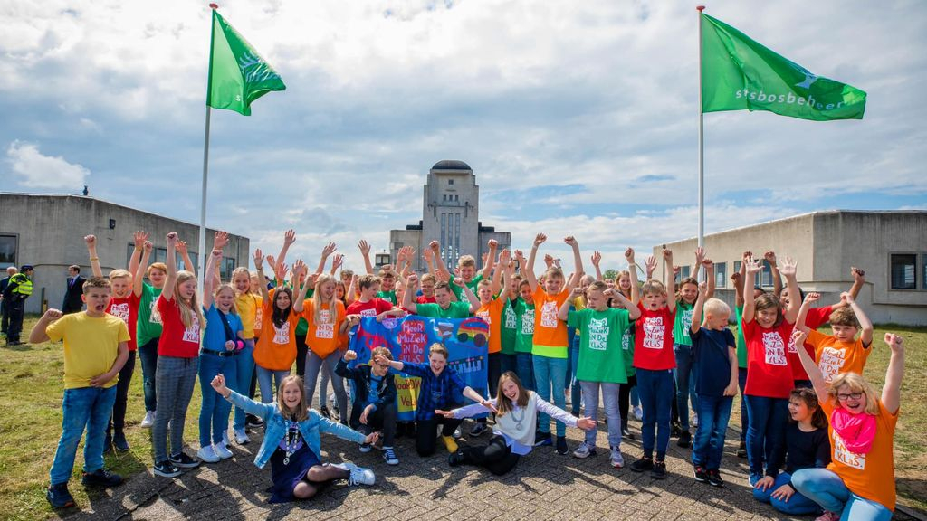 Foto: Leerlingen Da Costaschool Elspeet dansen en spelen voor de Koningin