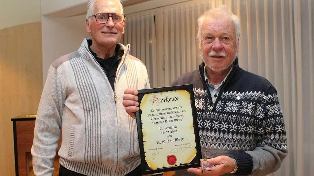 Foto: Chr. Mannenkoor Laudate Deum uit Wezep huldigt jubilaris