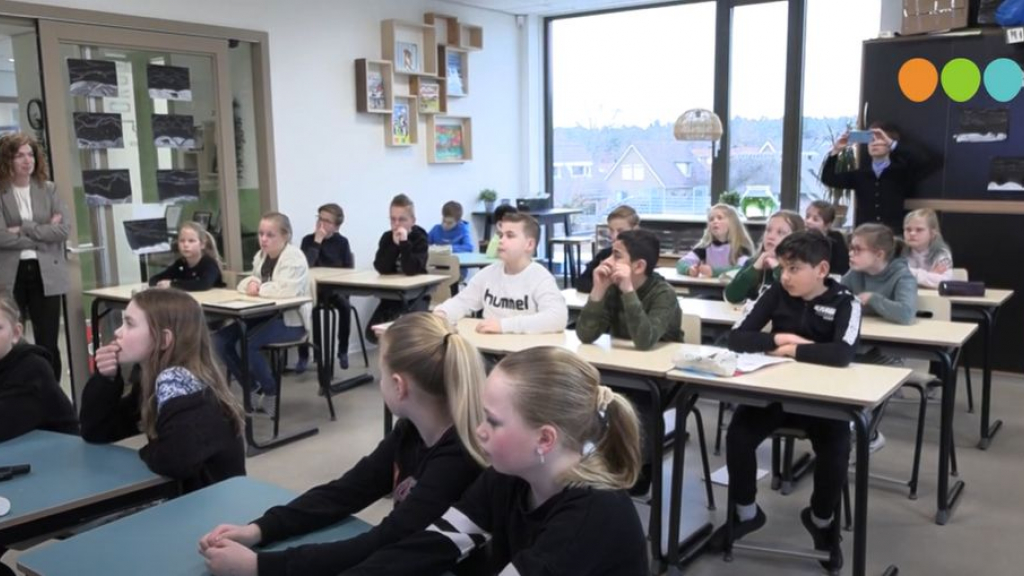 Foto: Start textielrace voor groep 6 van de Bron in Wezep