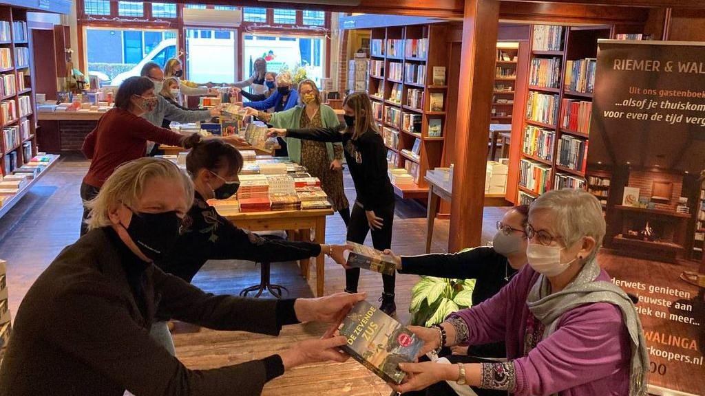 Foto: Wereldprimeur in Ermelo: zevende deel van populaire boekenserie De zeven zussen uitgereikt