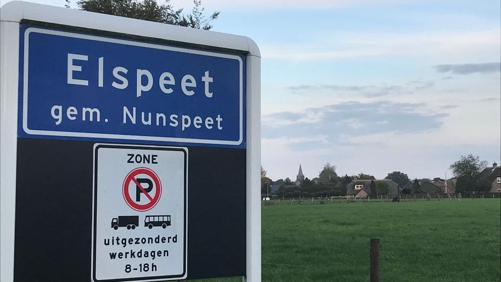 Foto: Bewoners Sluiterweg Elspeet willen sluipverkeer in hun straat tegengaan