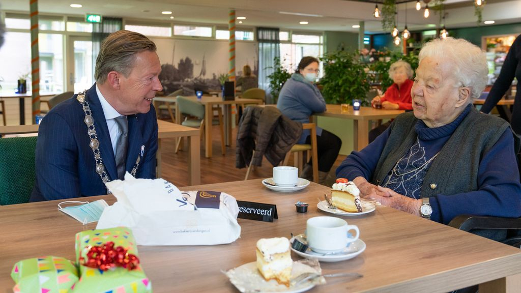 Foto: 104 kaarsjes voor oudste inwoner van Harderwijk