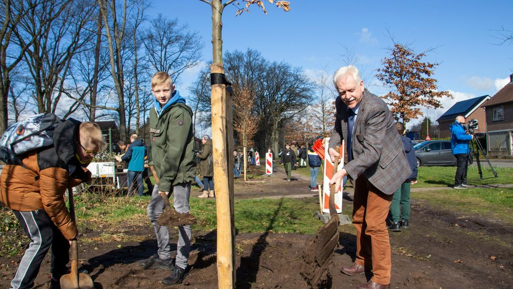 Foto: Leerlingen van basisschool de Parel  planten bomen