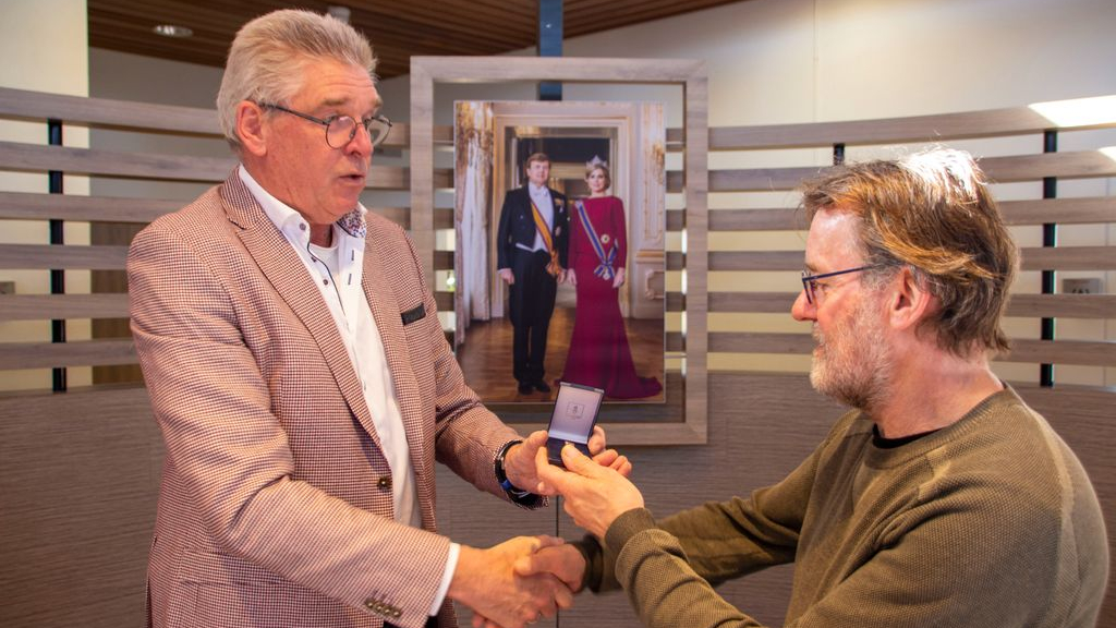 Foto: Oorlogsgravenstichting bedankt Consul van de gemeente Elburg met bronzen erespeld