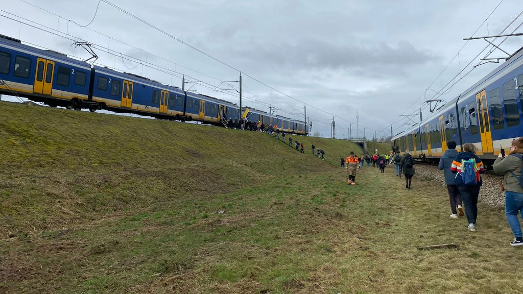 Foto: Treinverkeer urenlang plat door storing: 'We krijgen wel gratis koffie'