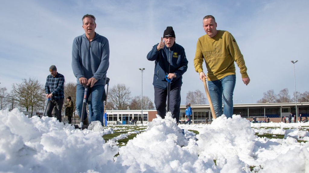 Foto: Geweldige opkomst en inzet vrijwilligers bij sneeuwvrij maken hoofdveld!
