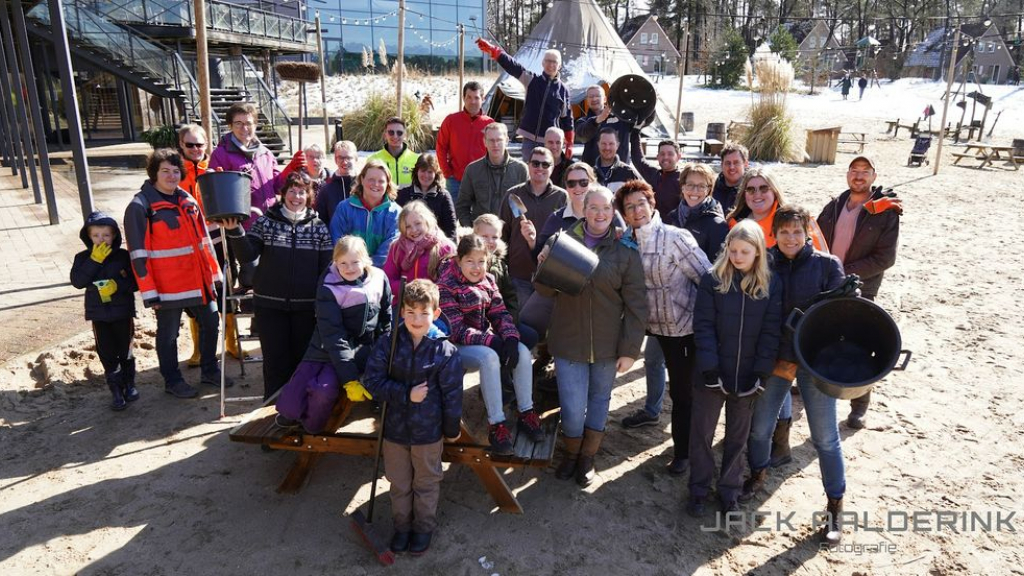 Foto: Leden CMV De Eendracht maken dakgoten Landal 't Loo schoon