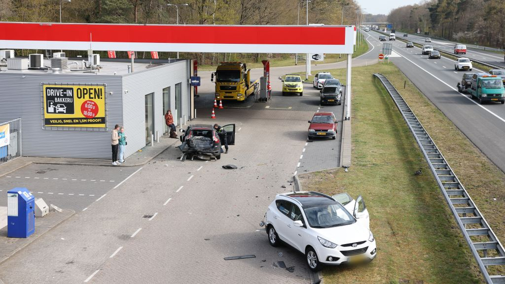 Foto: Twee gewonden bij zware botsing op parkeerplaats langs A28