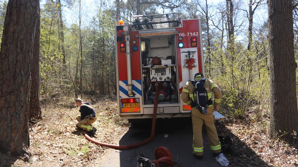 Foto: Brandweer voorkomt dat vuur zich verder verspreid in bos