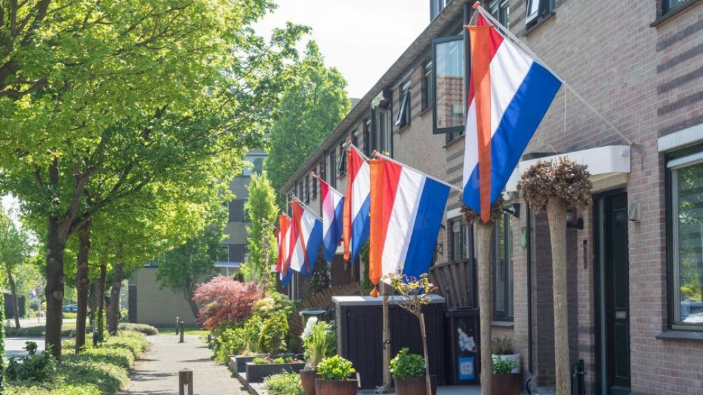 Foto: Oranjeverenigingen gemeente Nunspeet feliciteren de Koning