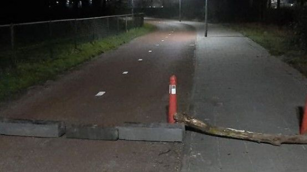 Foto: Saboteurs blijven fietspad in Harderwijk maar blokkeren: 'Levensgevaarlijk'