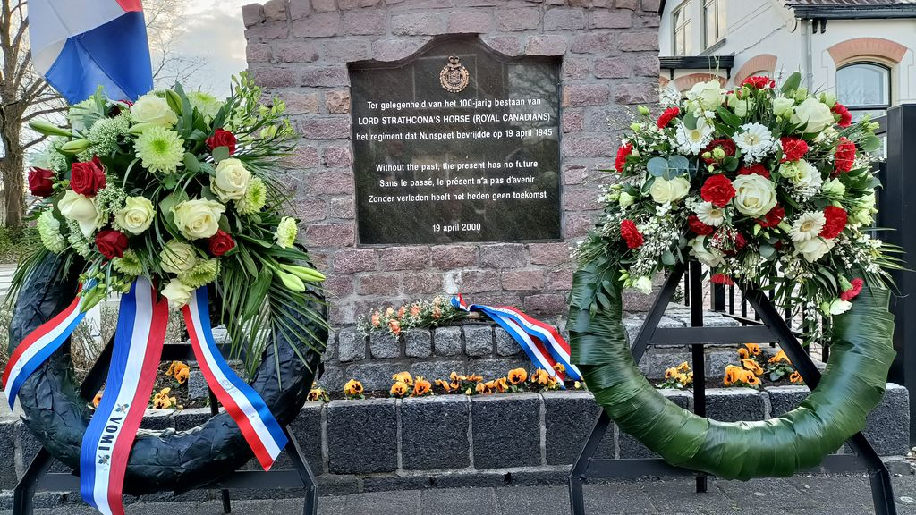 Foto: Kranslegging bij het Canadese monument aan de Laan