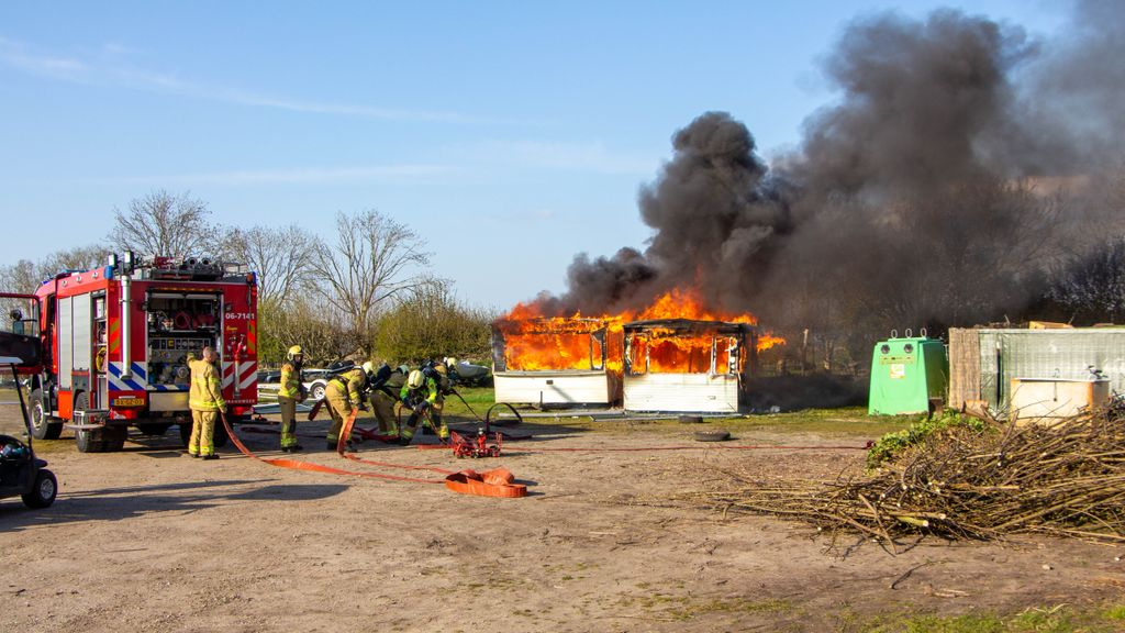 Foto: Twee stacaravans in brand op camping Polsmaten
