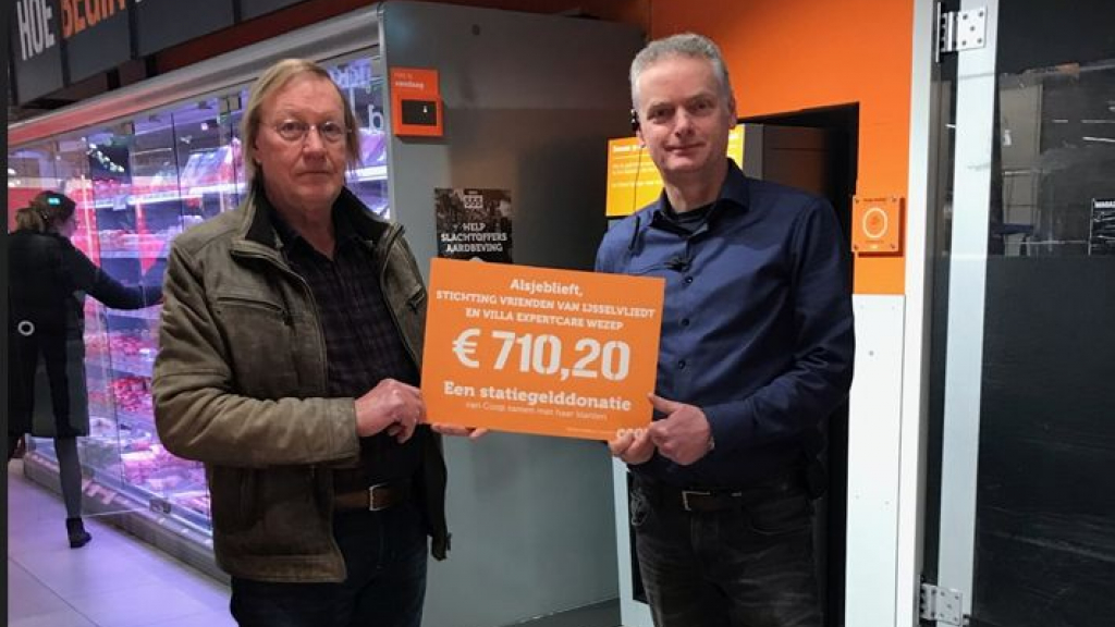 Foto: COÖP Vlaar uit Oldebroek doneert ruim 700 euro aan “De Vrienden”