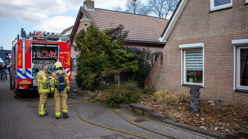 Foto: Gasbrander zorgt voor brand in heg