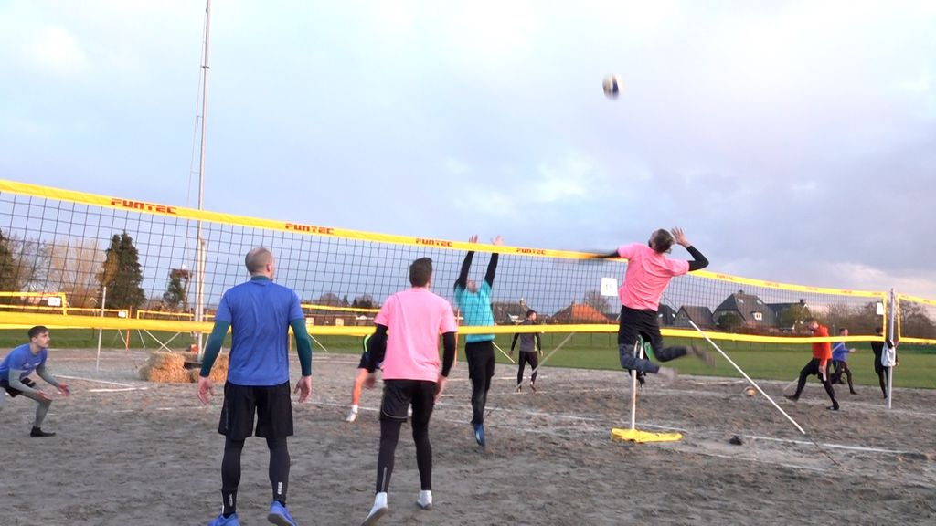 Foto: IJsbaan wordt gebruikt om op te volleyballen
