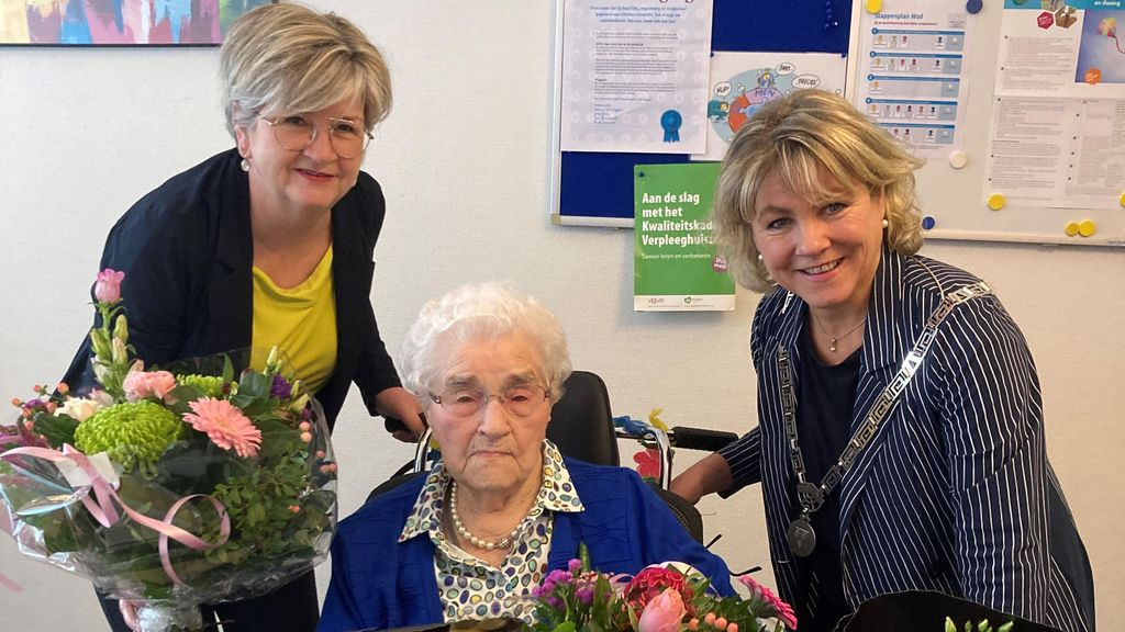 Foto: Mevrouw Van Dam-Leusink uit Oldebroek viert 100ste verjaardag