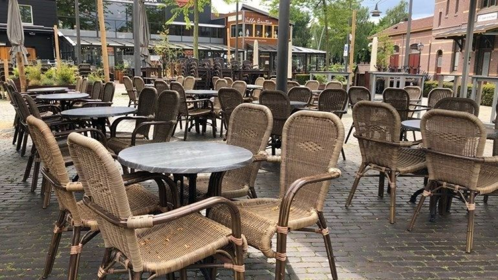 Foto: Rutte bevestigt uitblijven gehoopte versoepelingen, terrassen blijven leeg